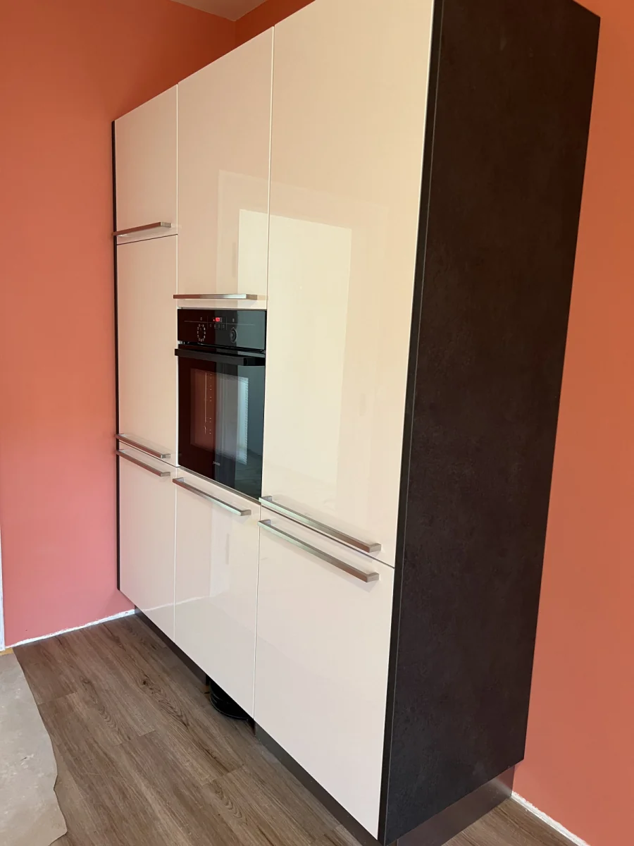 Kühlschrank, Backofen und Putzschrank